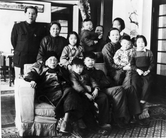 12.1950年代，何香凝与家人合影。