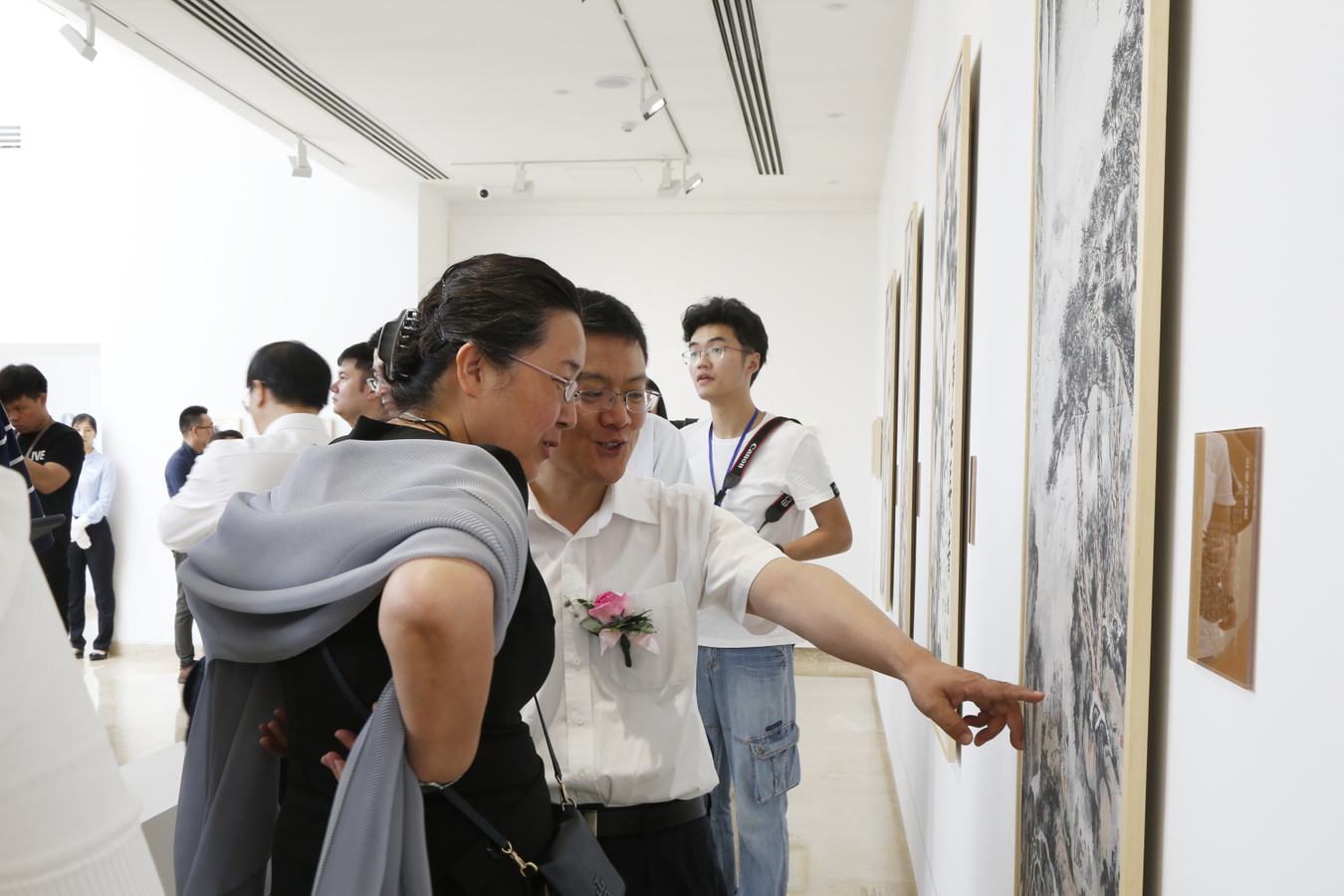 11中共中央统战部宣传司副司长刘为杰、中国美术馆副馆长安远远参观展览